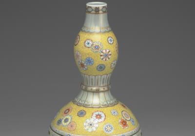 图片[2]-Revolving gourd-shaped vase with decoration of floral pattern on yellow ground in yangcai painted enamels, Qianlong reign (1736-1795), Qing dynasty-China Archive